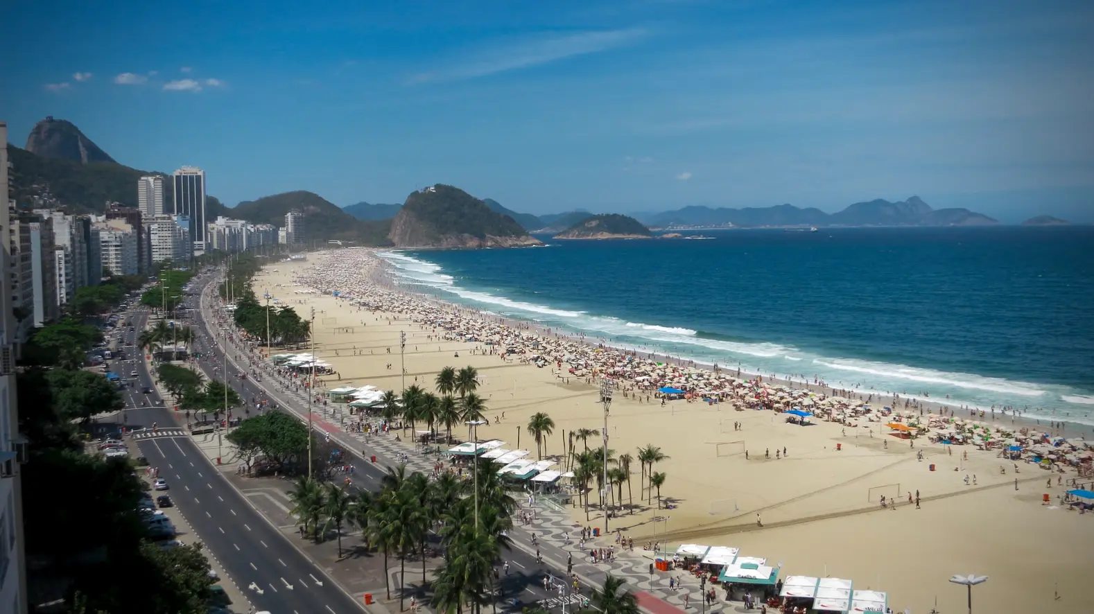Vista aérea de personas cerca del océano.
